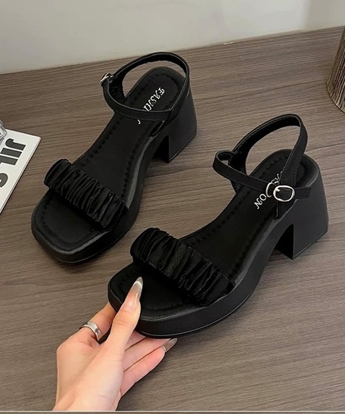 shopnikoniko(ショップニコニコ)の「シアーギャザーベルト チャンキーヒール 厚底サンダル(サンダル・レディース・ブラック/ホワイト・37/36/39/38)」の6枚目の写真