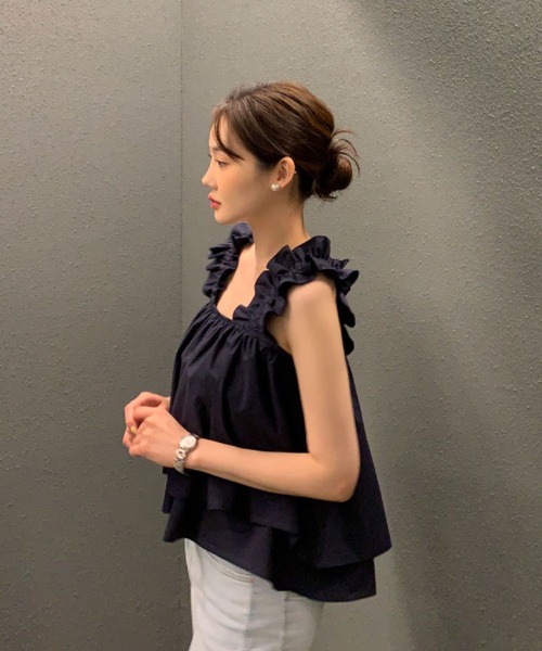 2ly2（トゥーリートゥー）の「フリルキャミブラウス レディース ティアードトップス ノースリーブ（タンクトップ・レディース・ネイビー/ホワイト/カーキ・FREE）」の15枚目の写真