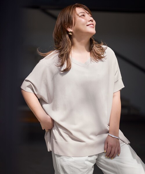 UNFILO（アンフィーロ）の「【野呂佳代さん着用】スゴ機能美ニット Vネック ワイドプルオーバー（ニット/セーター・レディース・ブルー系/ダークブラウン系/ブラック系/ベージュ系/シルバー系・SMALL/MEDIUM）」の13枚目の写真