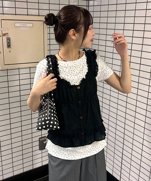 CIAOPANIC（チャオパニック）の「ウッドボタンドビーシャーリングキャミビスチェ（シャツ/ブラウス・レディース・ブラック/イエロー/ホワイト・ONE SIZE）」の2枚目の写真
