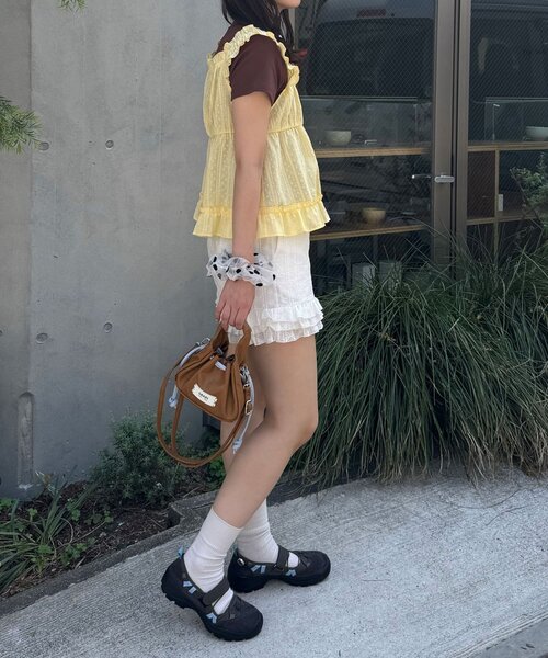CIAOPANIC（チャオパニック）の「ウッドボタンドビーシャーリングキャミビスチェ（シャツ/ブラウス・レディース・ブラック/イエロー/ホワイト・ONE SIZE）」の6枚目の写真