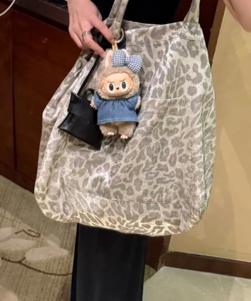 Vipoa（ヴィポア）の「Metallic leopard print tote bag（トートバッグ・レディース・シルバー系その他・FREE）」の14枚目の写真