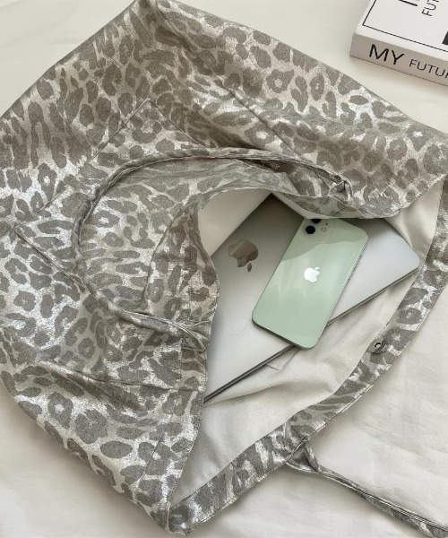 Vipoa（ヴィポア）の「Metallic leopard print tote bag（トートバッグ・レディース・シルバー系その他・FREE）」の4枚目の写真