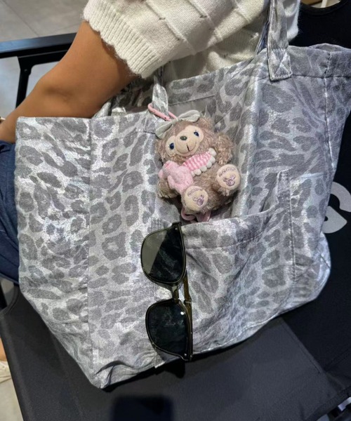 Vipoa（ヴィポア）の「Metallic leopard print tote bag（トートバッグ・レディース・シルバー系その他・FREE）」の3枚目の写真