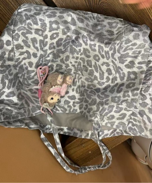Vipoa（ヴィポア）の「Metallic leopard print tote bag（トートバッグ・レディース・シルバー系その他・FREE）」の6枚目の写真