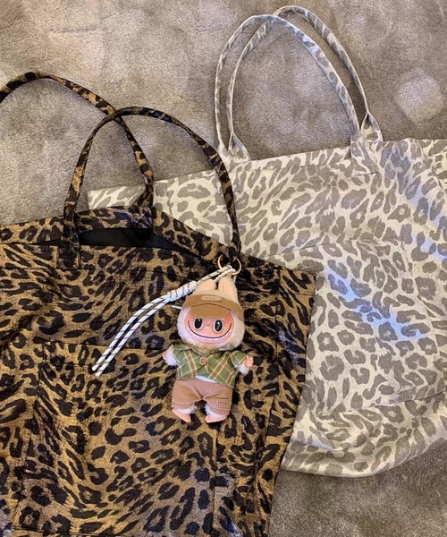Vipoa（ヴィポア）の「Metallic leopard print tote bag（トートバッグ・レディース・シルバー系その他・FREE）」の2枚目の写真