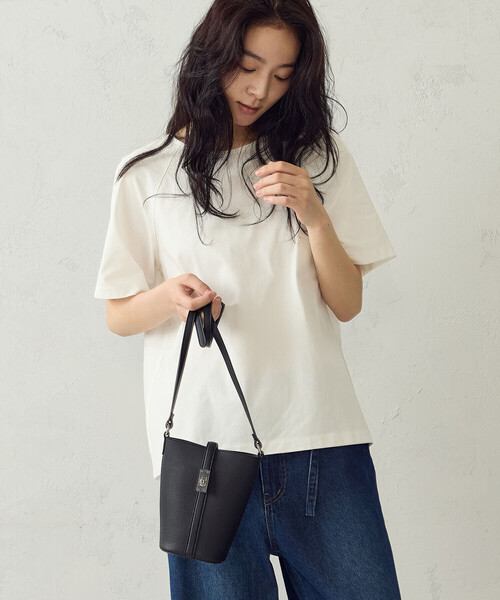 MONO COMME CA(モノコムサ)の「ひねり金具 ミニショルダー(ショルダーバッグ・レディース・ブラック/レッド/ブラウン・FREE)」の1枚目の写真