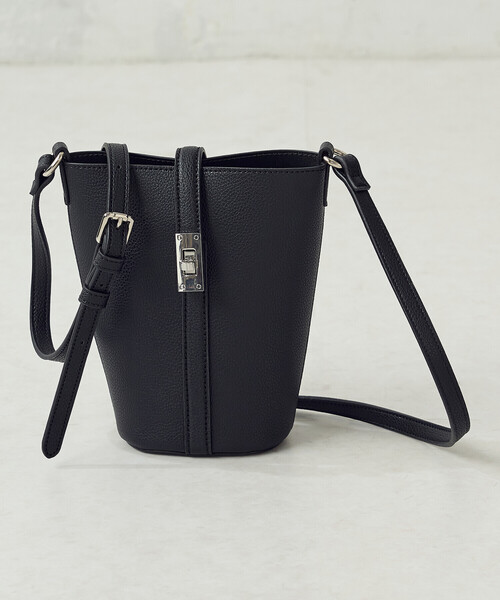 MONO COMME CA(モノコムサ)の「ひねり金具 ミニショルダー(ショルダーバッグ・レディース・ブラック/レッド/ブラウン・FREE)」の11枚目の写真