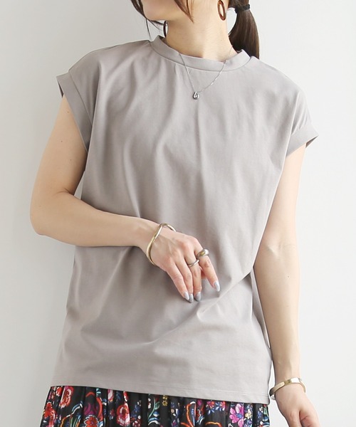 and it_(アンドイット)の「汗じみ軽減加工ノースリーブTシャツ(Tシャツ/カットソー・レディース・ブラック/アイボリー/グレイッシュベージュ・M-L)」の3枚目の写真