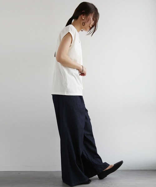 and it_(アンドイット)の「汗じみ軽減加工ノースリーブTシャツ(Tシャツ/カットソー・レディース・ブラック/アイボリー/グレイッシュベージュ・M-L)」の10枚目の写真