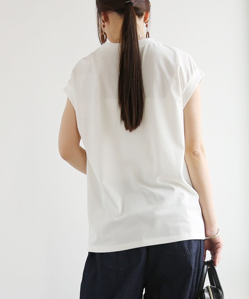 and it_(アンドイット)の「汗じみ軽減加工ノースリーブTシャツ(Tシャツ/カットソー・レディース・ブラック/アイボリー/グレイッシュベージュ・M-L)」の11枚目の写真