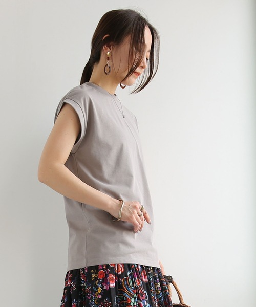 and it_(アンドイット)の「汗じみ軽減加工ノースリーブTシャツ(Tシャツ/カットソー・レディース・ブラック/アイボリー/グレイッシュベージュ・M-L)」の20枚目の写真