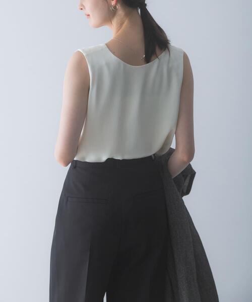 URBAN RESEARCH ROSSO WOMEN(アーバンリサーチ ロッソ)の「2WAYネックサテンブラウス(シャツ/ブラウス・レディース・オフホワイト/ブラック・FREE)」の4枚目の写真