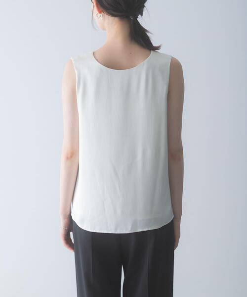 URBAN RESEARCH ROSSO WOMEN(アーバンリサーチ ロッソ)の「2WAYネックサテンブラウス(シャツ/ブラウス・レディース・オフホワイト/ブラック・FREE)」の9枚目の写真