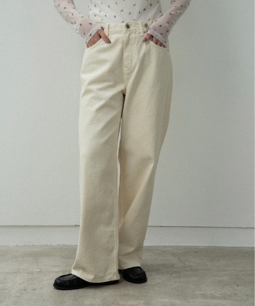 lawgy(ラウジー)の「tuck button accent color pants / タックボタンアクセントカラーパンツ(デニムパンツ・レディース・アイボリー/ピンク/ライトブルー・FREE)」の2枚目の写真