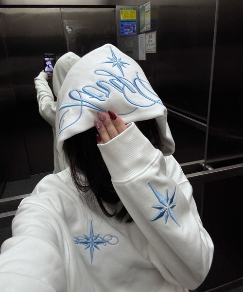 Ressaca(レサーカ)の「オーバーサイズ刺繍スウェットパーカー(パーカー・メンズ・ブラック/ホワイト/パープル/チャコール・L/M)」の2枚目の写真