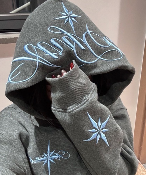 Ressaca(レサーカ)の「オーバーサイズ刺繍スウェットパーカー(パーカー・メンズ・ブラック/ホワイト/パープル/チャコール・L/M)」の1枚目の写真