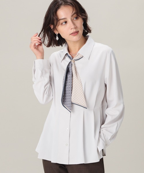 GLACIER lusso(グラシアルッソ)の「スカーフ付ブラウス(シャツ/ブラウス・レディース・グレイッシュベージュ/ネイビー/キャメル・L/LL/M/S)」の2枚目の写真