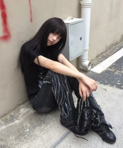 ViViDAY(ビビデー)の「スタッズ×ウィング刺繍フレアデニムパンツ(デニムパンツ・レディース・ブラック・S/L/M)」の5枚目の写真