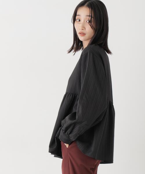 NANO universe(ナノユニバース)の「楊柳バンドカラーギャザーブラウス(シャツ/ブラウス・レディース・ブルー/アイボリー/ブラック・FREE)」の5枚目の写真