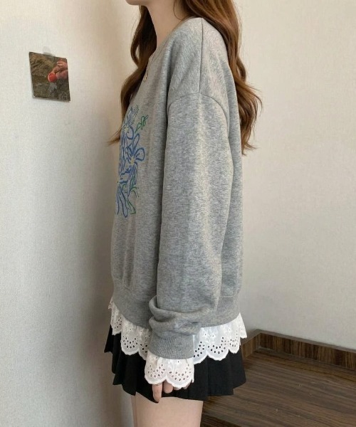 witch(ウイッチ)の「フラワー刺繍&レースレイヤード風スウェットシャツ(トレーナー)(スウェット・レディース・グレー/ブラック・FREE)」の11枚目の写真