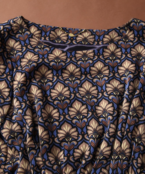 Soareak（ソアリーク）の「タペストリーガラワンピース（ワンピース・レディース・マスタード/ワイン・SMALL/MEDIUM）」の3枚目の写真