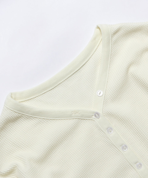 made in standard （メイドインスタンダード）の「made in standard/メイドインスタンダード  ワッフルドロップショルダーヘンリーネックプルオーバー（Tシャツ/カットソー・レディース・ブラック/ブラウン/カーキ/ナチュラル・FREE）」の5枚目の写真