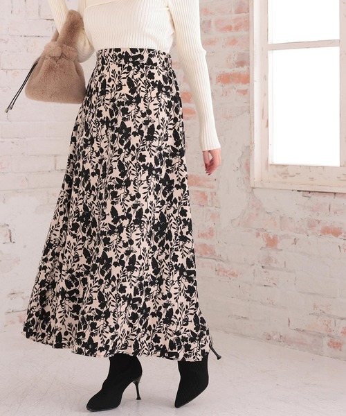 Ninarobe（ニーナローブ）の「花柄ロングマキシスカート（スカート