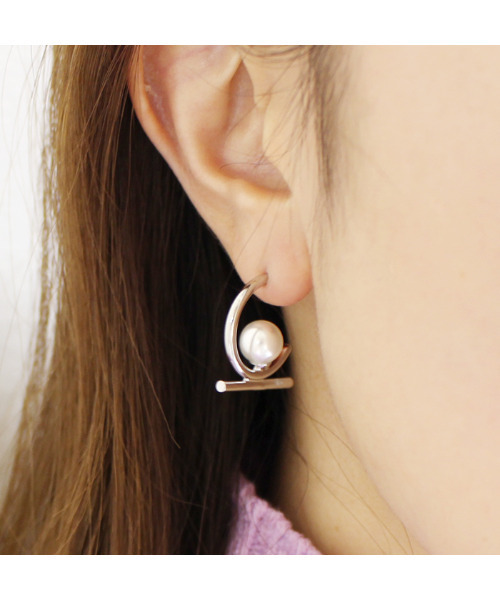 MODE ROBE（モードローブ）の「パールデザインサークルピアス（ピアス（両耳用）・レディース・ゴールド/シルバー・FREE）」の7枚目の写真