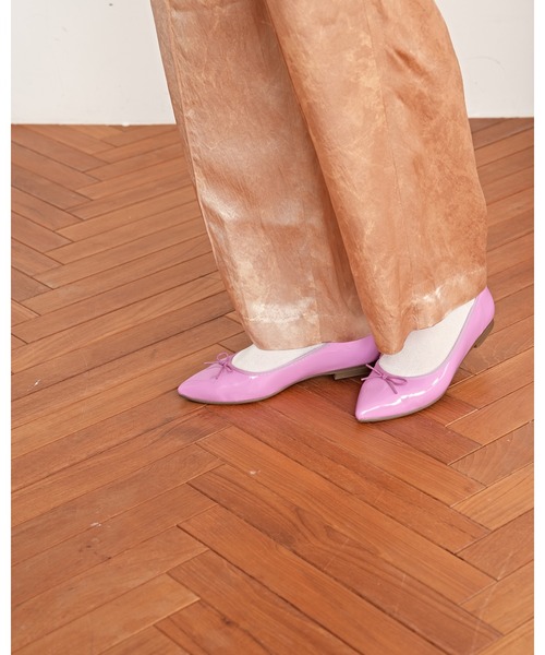 Emma Francis（エマフランシス）の「ポインテッドトゥ フラット バレエシューズ エナメルシリーズ（バレエシューズ・レディース・ホワイト/チャコールグレー/ブラック/ネイビー/ベージュ/ピンク/グリーン/カーキ/レッド/グレー/オレンジ/ライトブルー/ダークグレー/ブラウン/ダークグリーン/ブルー/イエロー/ライトオレンジ系/マスタード/ホワイト系その他/ライトピンク/スカイブルー/ベージュ系その他/ライトグリーン/グレイッシュベージュ/パープル/ライム/ダークオレンジ/フューシャピンク/シアン/ライトブラウン/ライトイエロー・22.5cm/25.0cm/22.0cm/23.5cm/24.5cm/23.0cm/24.0cm）」の22枚目の写真
