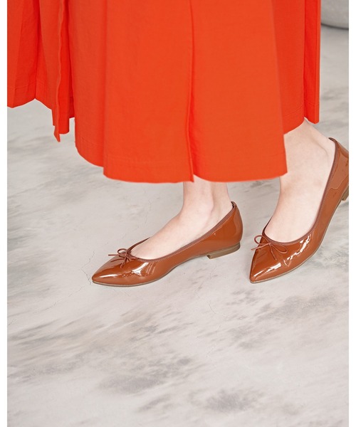 Emma Francis（エマフランシス）の「ポインテッドトゥ フラット バレエシューズ エナメルシリーズ（バレエシューズ・レディース・ホワイト/チャコールグレー/ブラック/ネイビー/ベージュ/ピンク/グリーン/カーキ/レッド/グレー/オレンジ/ライトブルー/ダークグレー/ブラウン/ダークグリーン/ブルー/イエロー/ライトオレンジ系/マスタード/ホワイト系その他/ライトピンク/スカイブルー/ベージュ系その他/ライトグリーン/グレイッシュベージュ/パープル/ライム/ダークオレンジ/フューシャピンク/シアン/ライトブラウン/ライトイエロー・22.5cm/25.0cm/22.0cm/23.5cm/24.5cm/23.0cm/24.0cm）」の9枚目の写真