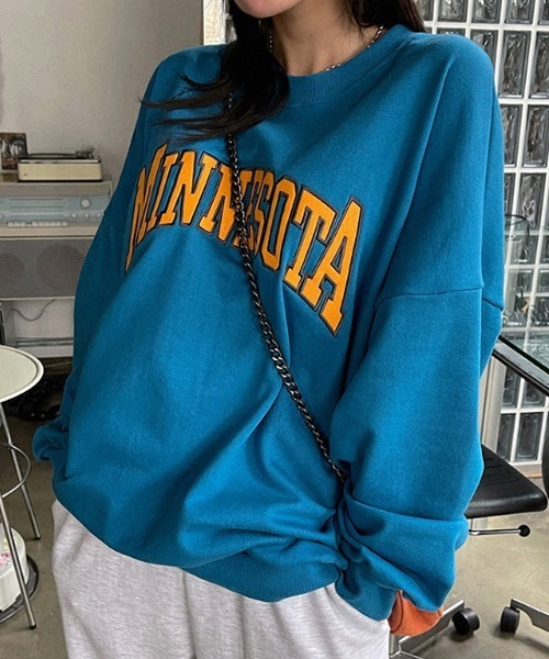 SONA（ソナ）の「SONYUNARA MINNESOTA配色刺繍ポイントトレーナー（スウェット・レディース・ブラック/ライトグレー/グリーン/ブルー/パープル/ピンク・FREE）」の4枚目の写真