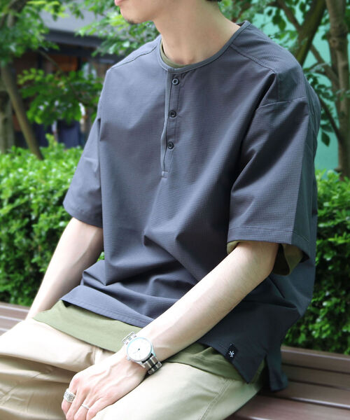 GLOSTER（グロスター）の「AIR TROUGH HENRY TEE ヘンリーネックTシャツ (※ジメジメした季節に最適！通気性◎、軽量◎、ストレッチ性◎の機能素材を使用)（Tシャツ/カットソー・メンズ・チャコールグレー/ネイビー/グレイッシュベージュ・MEDIUM/LARGE）」の2枚目の写真
