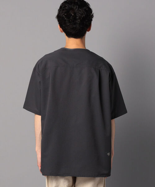 GLOSTER（グロスター）の「AIR TROUGH HENRY TEE ヘンリーネックTシャツ (※ジメジメした季節に最適！通気性◎、軽量◎、ストレッチ性◎の機能素材を使用)（Tシャツ/カットソー・メンズ・チャコールグレー/ネイビー/グレイッシュベージュ・MEDIUM/LARGE）」の6枚目の写真