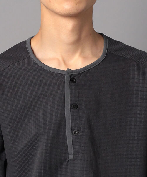 GLOSTER（グロスター）の「AIR TROUGH HENRY TEE ヘンリーネックTシャツ (※ジメジメした季節に最適！通気性◎、軽量◎、ストレッチ性◎の機能素材を使用)（Tシャツ/カットソー・メンズ・チャコールグレー/ネイビー/グレイッシュベージュ・MEDIUM/LARGE）」の7枚目の写真