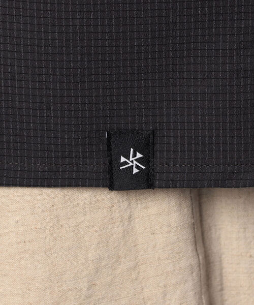 GLOSTER（グロスター）の「AIR TROUGH HENRY TEE ヘンリーネックTシャツ (※ジメジメした季節に最適！通気性◎、軽量◎、ストレッチ性◎の機能素材を使用)（Tシャツ/カットソー・メンズ・チャコールグレー/ネイビー/グレイッシュベージュ・MEDIUM/LARGE）」の10枚目の写真