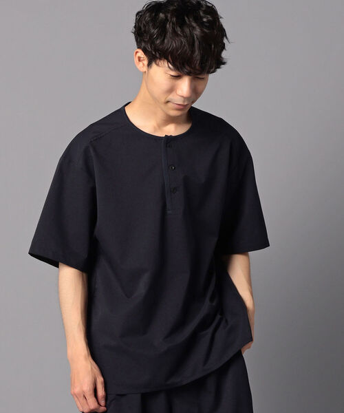 GLOSTER（グロスター）の「AIR TROUGH HENRY TEE ヘンリーネックTシャツ (※ジメジメした季節に最適！通気性◎、軽量◎、ストレッチ性◎の機能素材を使用)（Tシャツ/カットソー・メンズ・チャコールグレー/ネイビー/グレイッシュベージュ・MEDIUM/LARGE）」の16枚目の写真