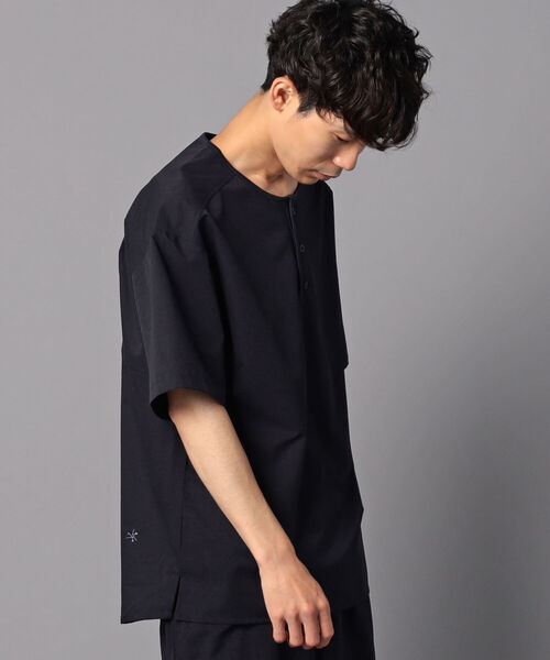 GLOSTER（グロスター）の「AIR TROUGH HENRY TEE ヘンリーネックTシャツ (※ジメジメした季節に最適！通気性◎、軽量◎、ストレッチ性◎の機能素材を使用)（Tシャツ/カットソー・メンズ・チャコールグレー/ネイビー/グレイッシュベージュ・MEDIUM/LARGE）」の17枚目の写真