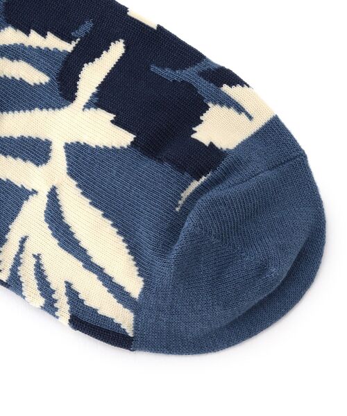 TAKEO KIKUCHI（タケオキクチ）の「◆リーフ柄 ミドル丈 ソックス（ソックス/靴下・メンズ・ネイビー系4/ブラウン系5・00）」の4枚目の写真