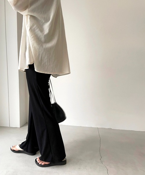 CANAL JEAN（キャナルジーン）の「via j(ヴィアジェイ) ソフトストレッチフレアパンツ（その他パンツ・レディース・ブラック・SMALL/MEDIUM）」の2枚目の写真