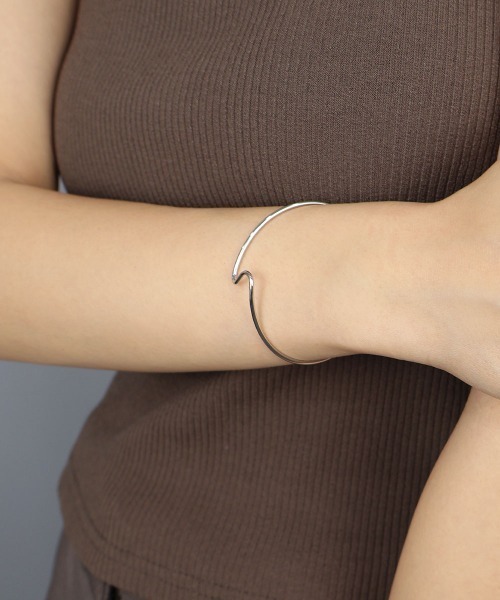 CEMONEMO(セモネモ)の「メタル ウェーブ細バングル(バングル/リストバンド・レディース・ゴールド/シルバー・FREE)」の2枚目の写真