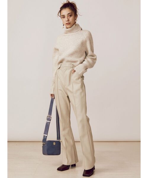 EVRIS(エヴリス)の「フェイクレザーフレアパンツ(その他パンツ・レディース・ベージュ/ブラック/アイボリー・MEDIUM/SMALL)」の8枚目の写真