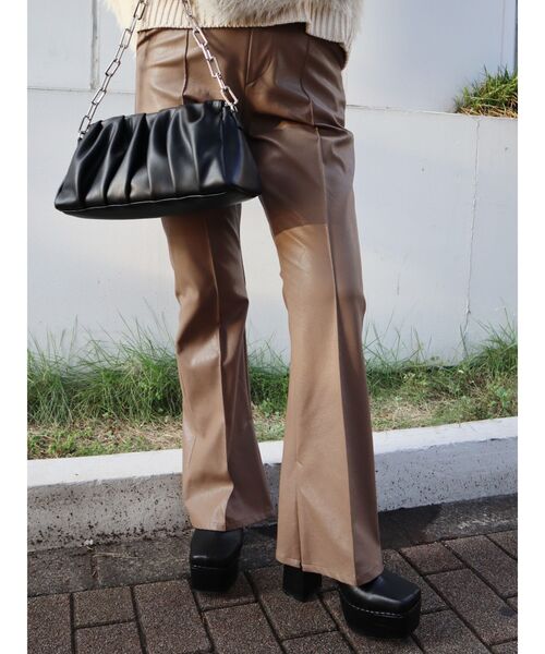 EVRIS(エヴリス)の「フェイクレザーフレアパンツ(その他パンツ・レディース・ベージュ/ブラック/アイボリー・MEDIUM/SMALL)」の4枚目の写真