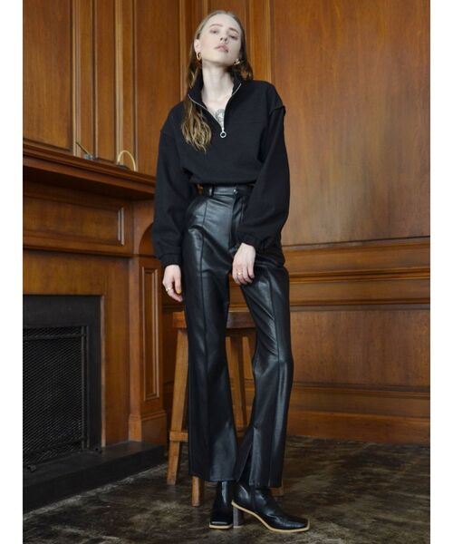 EVRIS(エヴリス)の「フェイクレザーフレアパンツ(その他パンツ・レディース・ベージュ/ブラック/アイボリー・MEDIUM/SMALL)」の16枚目の写真