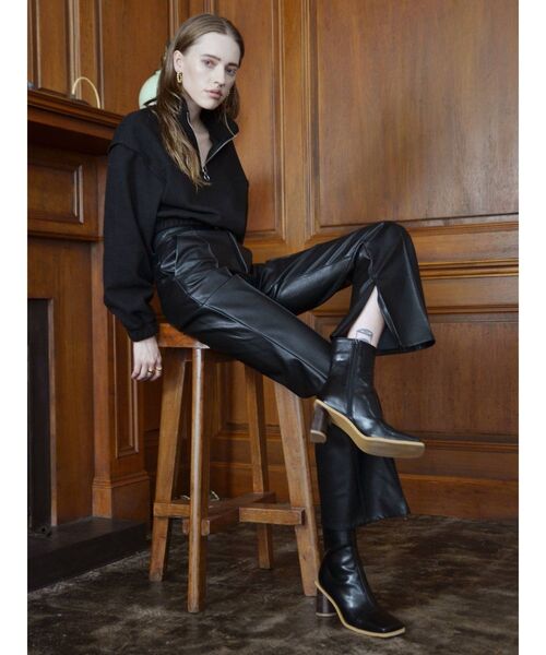 EVRIS(エヴリス)の「フェイクレザーフレアパンツ(その他パンツ・レディース・ベージュ/ブラック/アイボリー・MEDIUM/SMALL)」の11枚目の写真