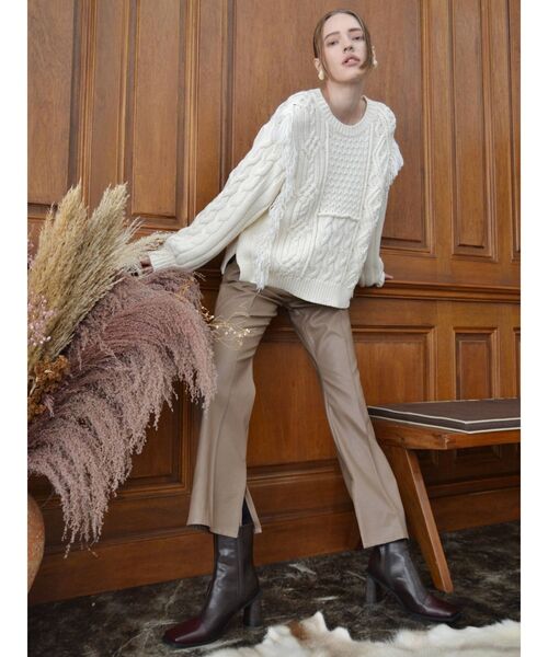 EVRIS(エヴリス)の「フェイクレザーフレアパンツ(その他パンツ・レディース・ベージュ/ブラック/アイボリー・MEDIUM/SMALL)」の5枚目の写真