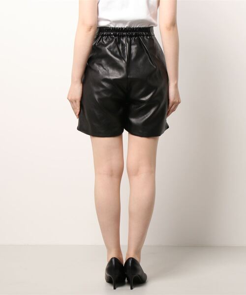 SPINNS（スピンズ）の「フェイクレザー タックショートパンツ（その他パンツ・レディース・ブラック・ONESIZE）」の10枚目の写真