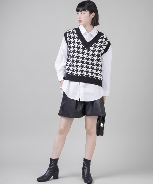 SPINNS（スピンズ）の「フェイクレザー タックショートパンツ（その他パンツ・レディース・ブラック・ONESIZE）」の2枚目の写真