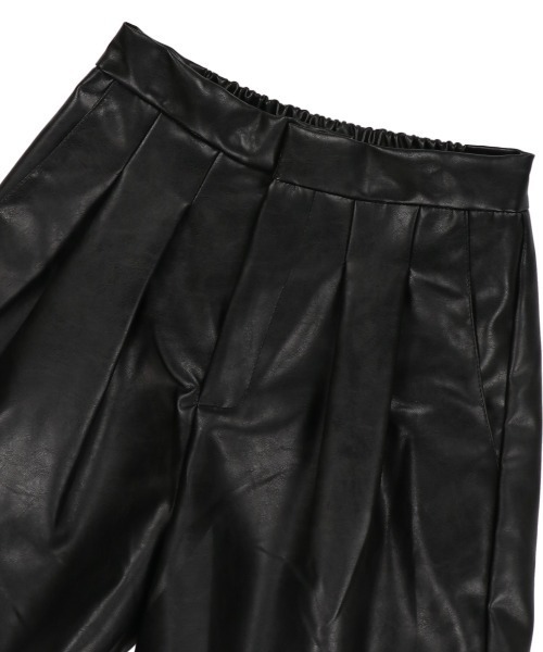 SPINNS（スピンズ）の「フェイクレザー タックショートパンツ（その他パンツ・レディース・ブラック・ONESIZE）」の7枚目の写真