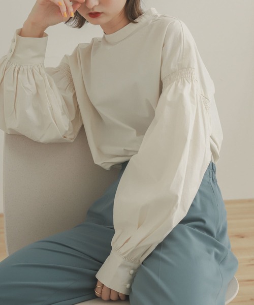 SENSE OF PLACE by URBAN RESEARCH(センスオブプレイスバイアーバンリサーチ)の「ボリュームパフスリーブブラウス(シャツ/ブラウス・レディース・ライトカーキ/アイボリー/ブラック・ONE)」の2枚目の写真